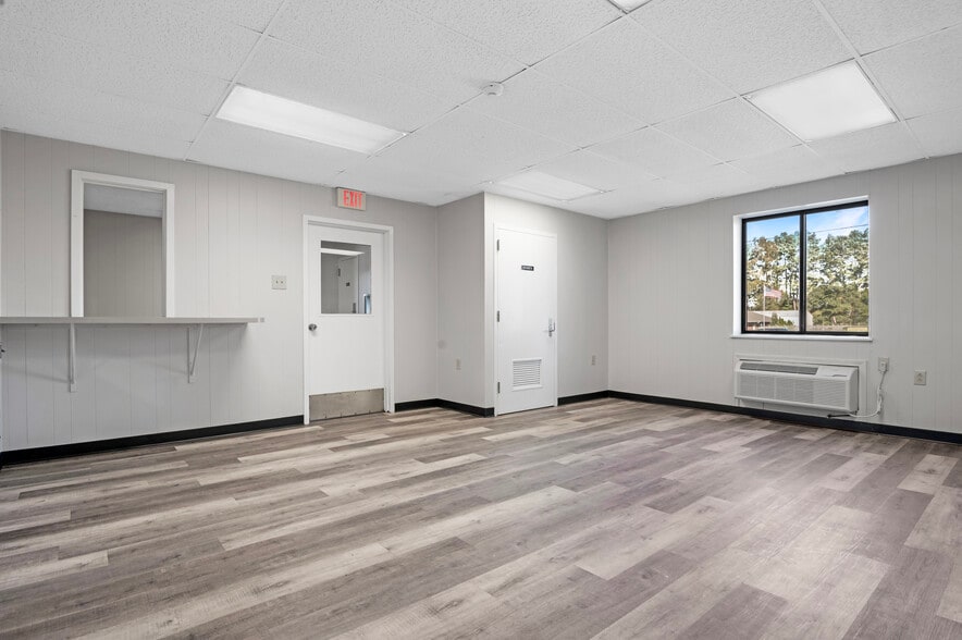 More Photos Of 161 Center St, Jacksonville Truck Terminal For Lease