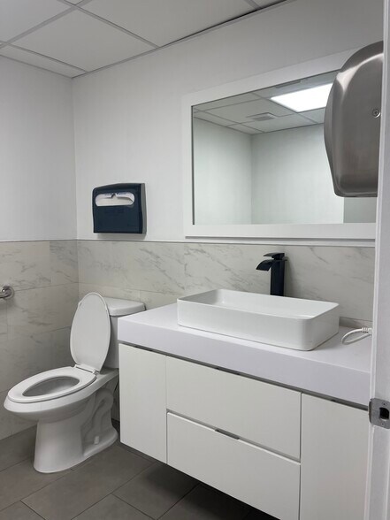 More Photos Of 14530 Hamlin St, Van Nuys Loft Creative Space For Lease