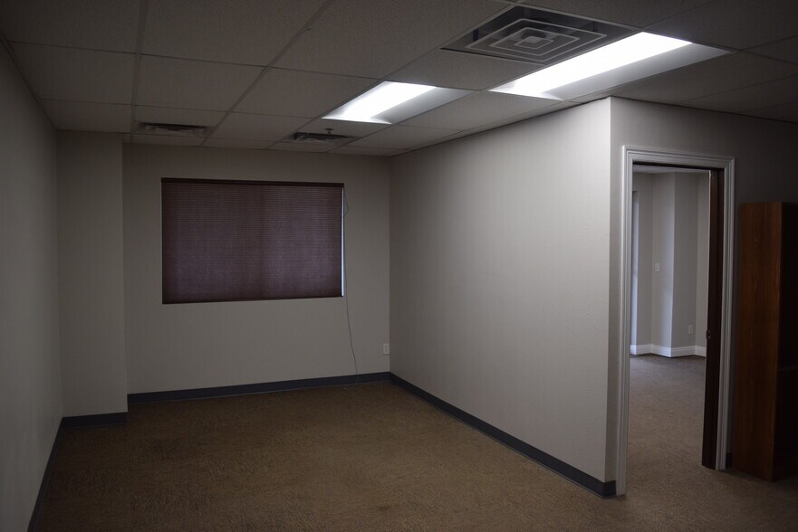 More Photos Of 520-536 W 66th St, Loveland Light Manufacturing For Sale