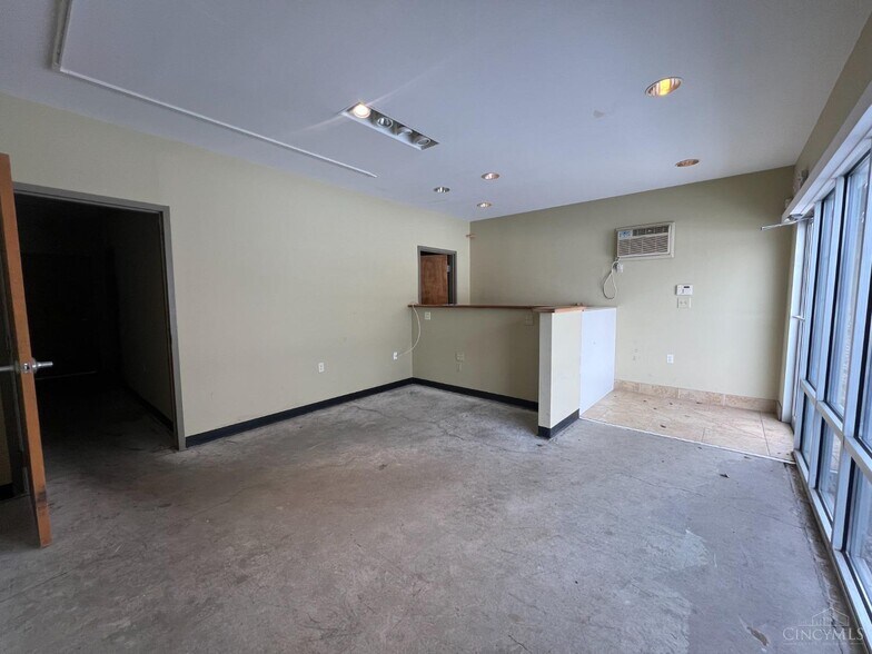 More Photos Of 885 Ohio Pike, Cincinnati Showroom For Lease