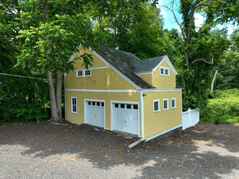 More Photos Of 8 W High St, East Hampton Office For Sale