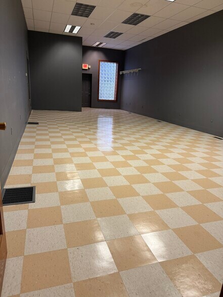 More Photos Of 700 S Main St, Elkhart Storefront Retail Residential For Lease