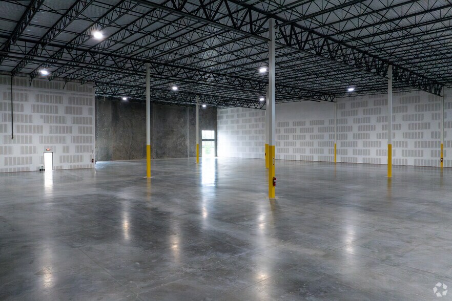 More Photos Of 14520 Global Pky, Fort Myers Warehouse For Lease
