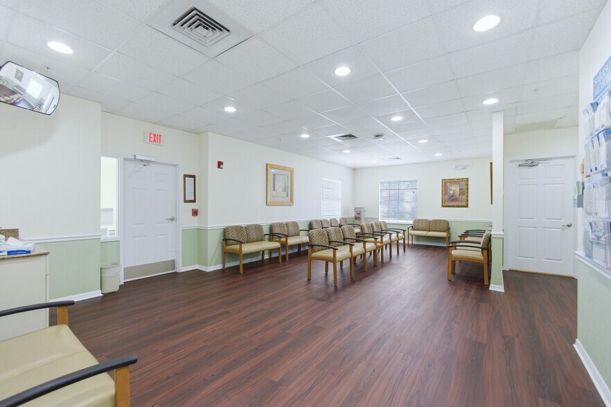 More Photos Of 842 Sunset Lake Blvd, Venice Medical For Sale