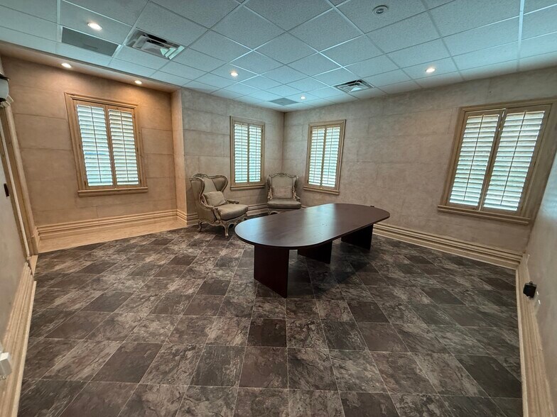 More Photos Of 5974 Silver Springs Dr, El Paso Office For Lease