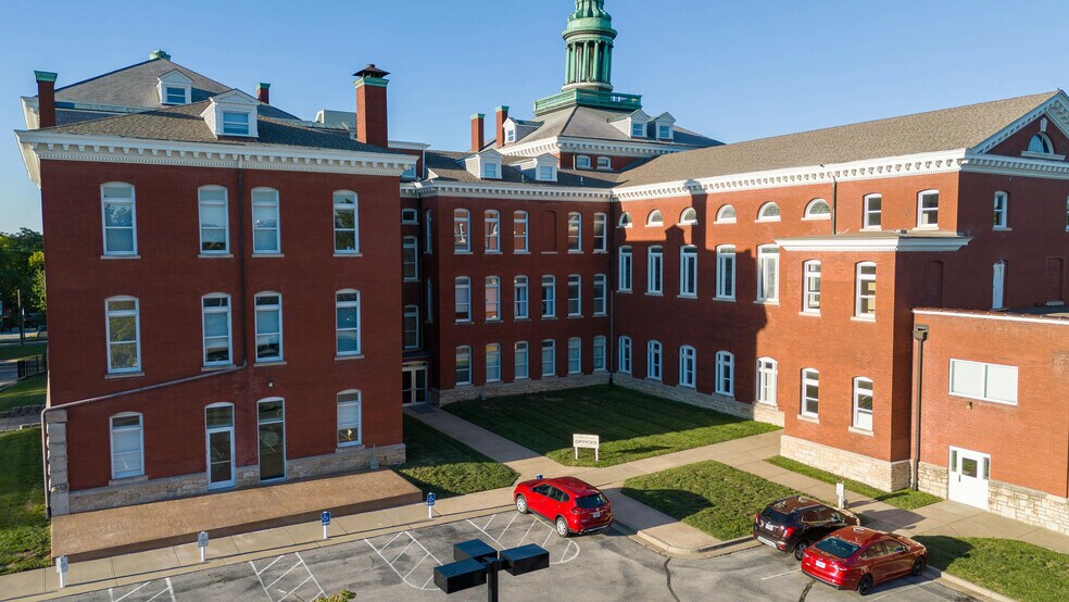 More Photos Of 1111 W 39th St, Kansas City Office For Lease