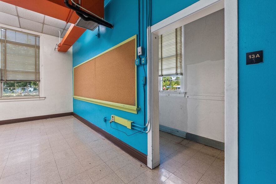 More Photos Of 5710 Wesconnett Blvd, Jacksonville Schools For Lease