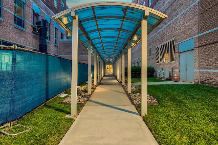 More Photos Of 10030 Gilead Rd, Huntersville Hospital For Lease