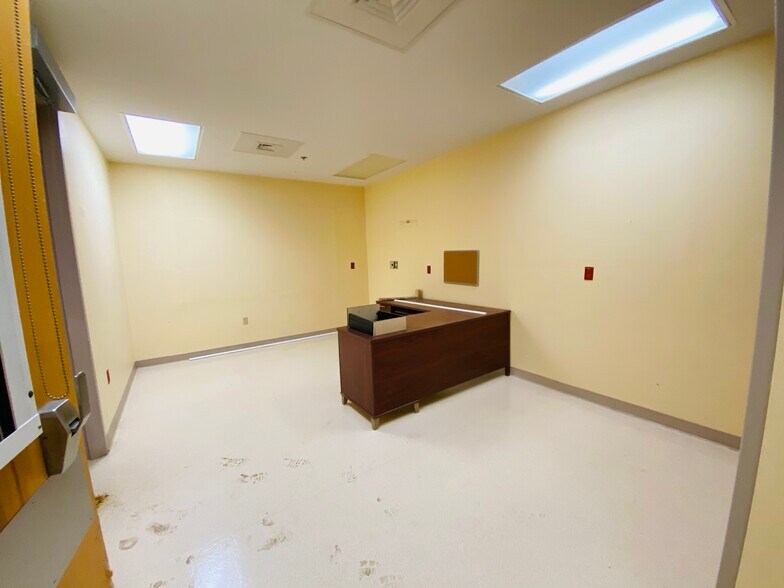 More Photos Of 404 Hall of Fame Dr, Lake City Medical For Lease