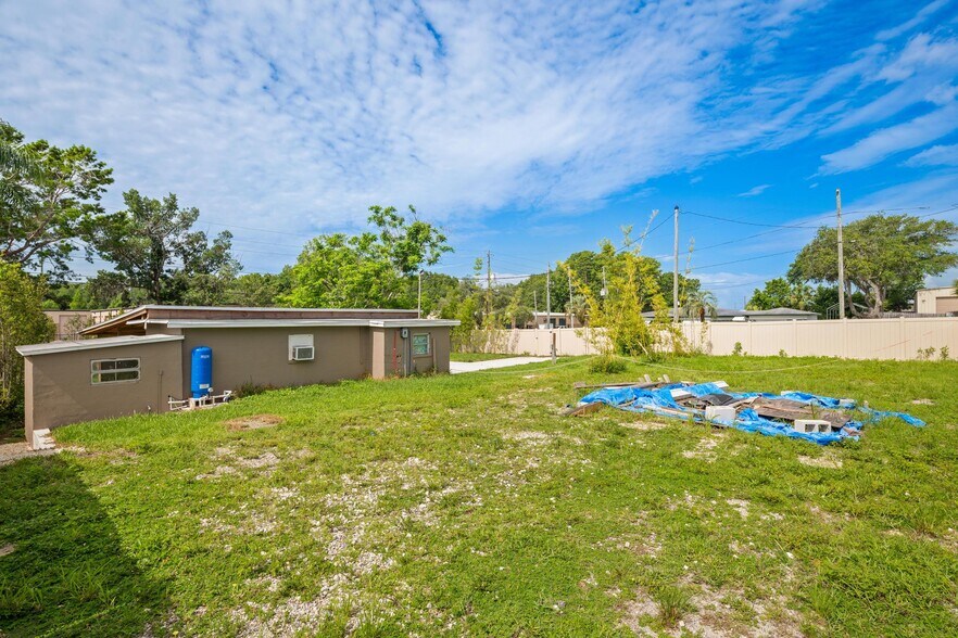 More Photos Of 4349 Louis Ave, Holiday Warehouse For Sale