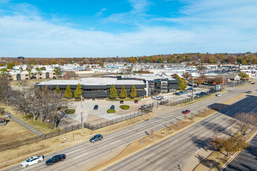 More Photos Of 2087 E 71st St, Tulsa Office For Lease