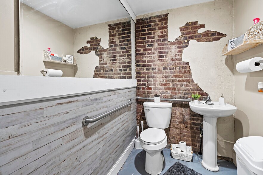 More Photos Of 102 N Cambridge St, Ninety Six Office For Sale