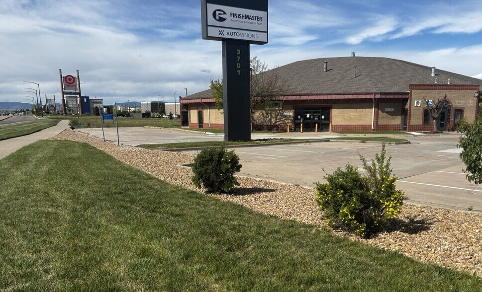 More Photos Of 3701 S Santa Fe Dr, Sheridan Showroom For Lease