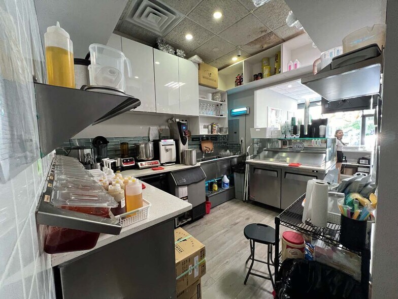 More Photos Of 3189 Steinway St, Astoria Storefront Retail Office For Lease