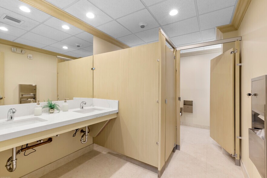 More Photos Of 350 Royal Palm Way, Palm Beach Medical For Lease