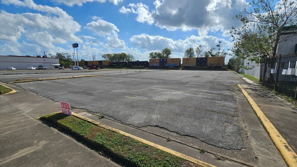 More Photos Of 6704 Harrisburg Blvd, Houston Freestanding For Lease