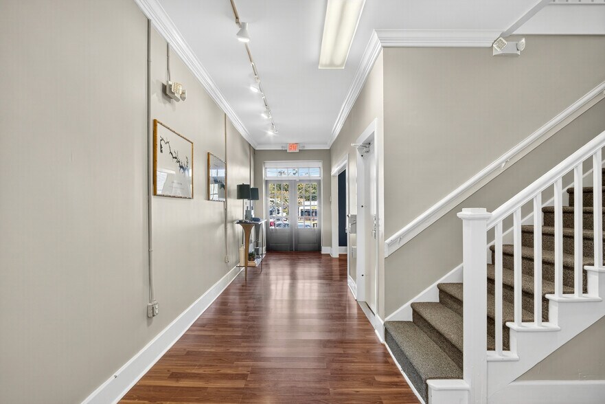 More Photos Of 115 E Market St, Warrenton Office For Lease