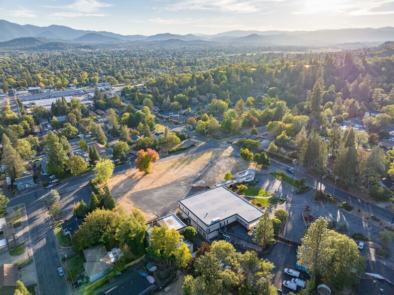 More Photos Of 715 NW Dimmick St, Grants Pass Office For Sale