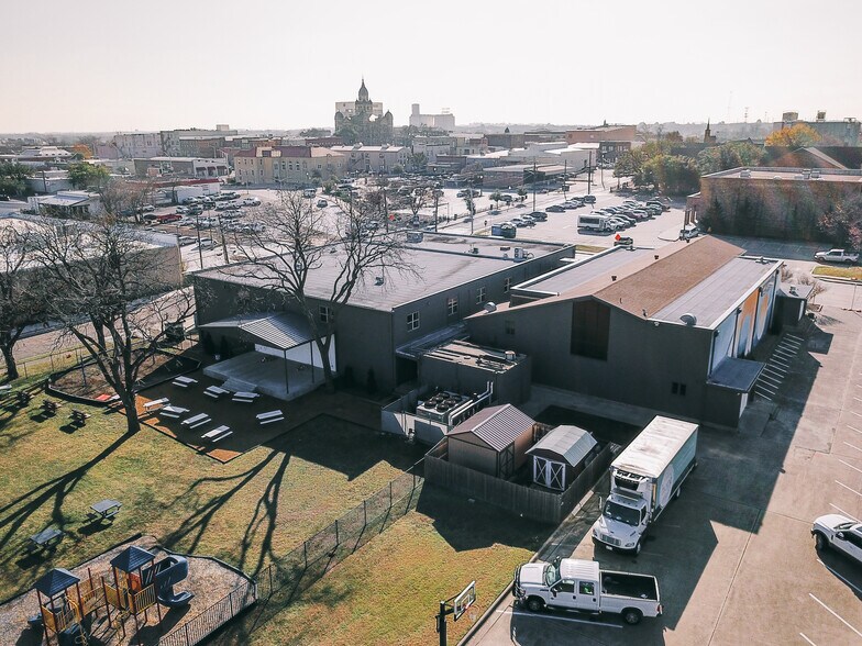 More Photos Of 401 Bolivar St, Denton Office For Sale