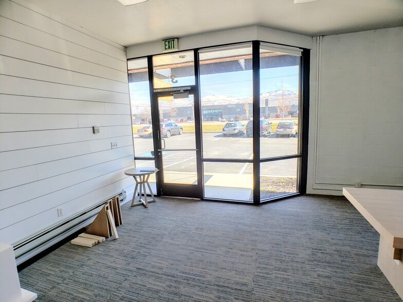 More Photos Of 215 N Redwood Rd, North Salt Lake Flex For Lease