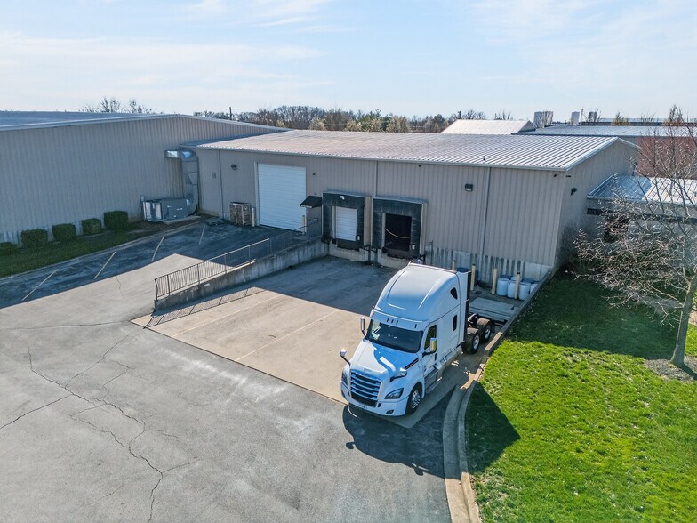 More Photos Of 1019 Mt. Vernon Rd, Shelbyville Warehouse For Lease