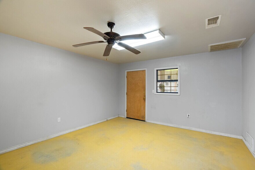 More Photos Of 2404 N US Highway 281, Alice Flex For Lease