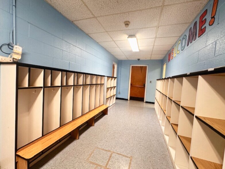 More Photos Of 4150 Pontiac Lake Rd, Waterford Religious Facility For Lease