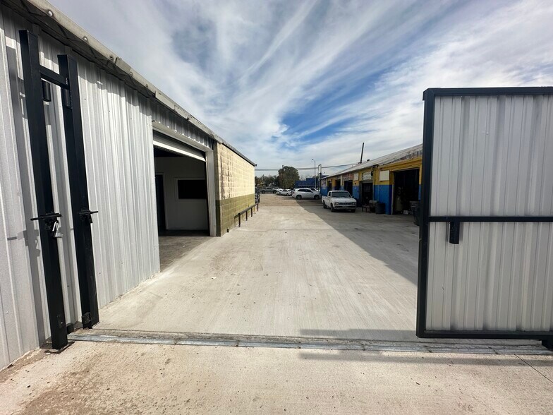 More Photos Of 10411 Harry Hines Blvd, Dallas Auto Dealership For Lease