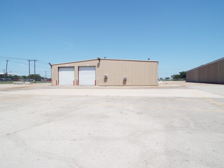 More Photos Of 2817 Braswell Dr, Fort Worth Distribution For Lease