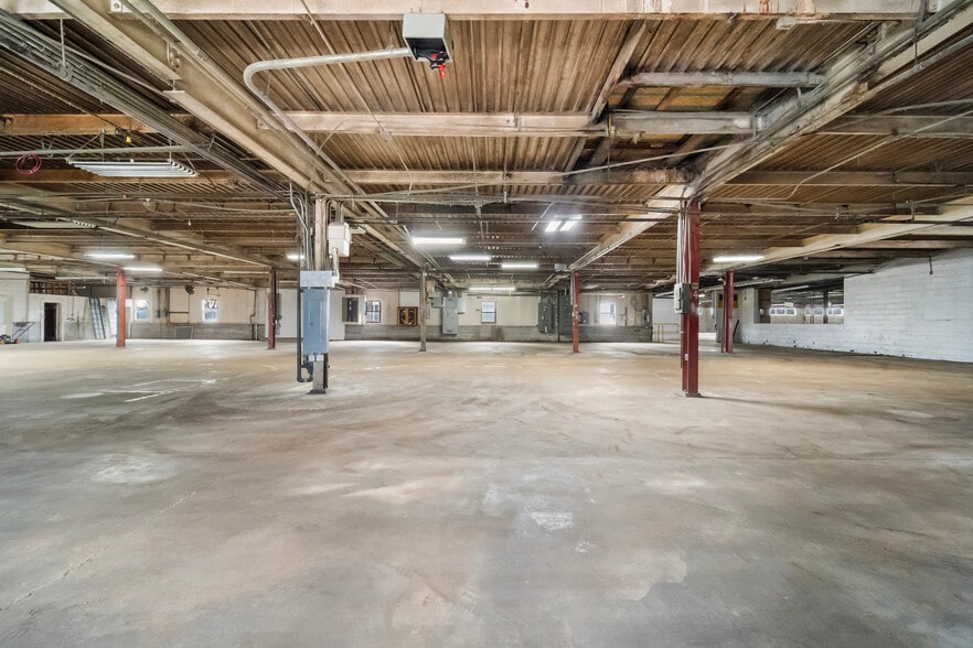 More Photos Of 209 W Main St, Linn Warehouse For Sale