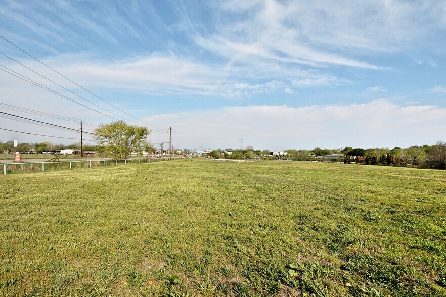 More Photos Of 120 E Zipp Rd, New Braunfels General Retail For Sale