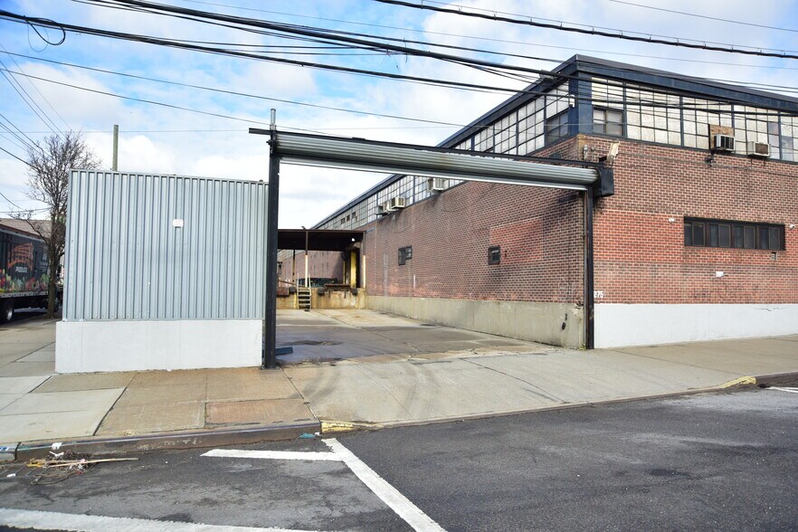 More Photos Of 1275 Oak Point Ave, Bronx Warehouse For Lease