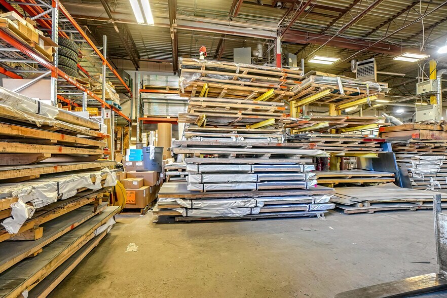 More Photos Of 1390 Rue Newton, Boucherville Flex For Lease