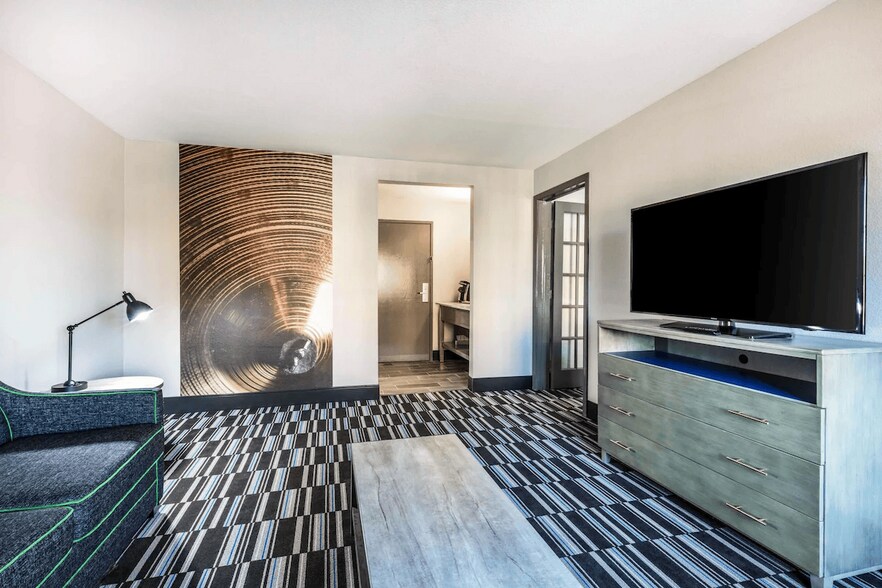 More Photos Of 3005 Millbranch Rd, Memphis Hospitality For Sale