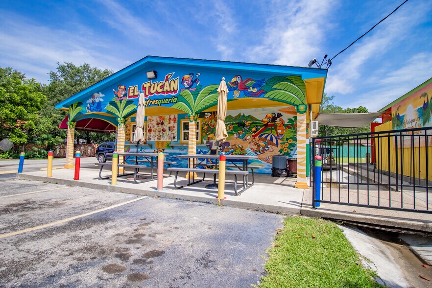 More Photos Of 518 Mill Ave, Conroe General Retail For Sale