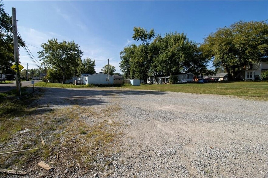 More Photos Of 390 E Wood St, Shreve Flex For Lease