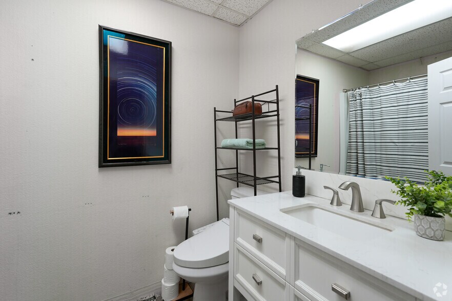 More Photos Of 4355 Lawehana St, Honolulu Industrial For Lease