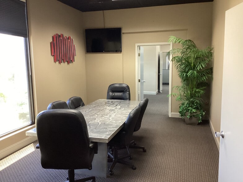 More Photos Of 635 N Plaza Dr, Visalia Office For Lease