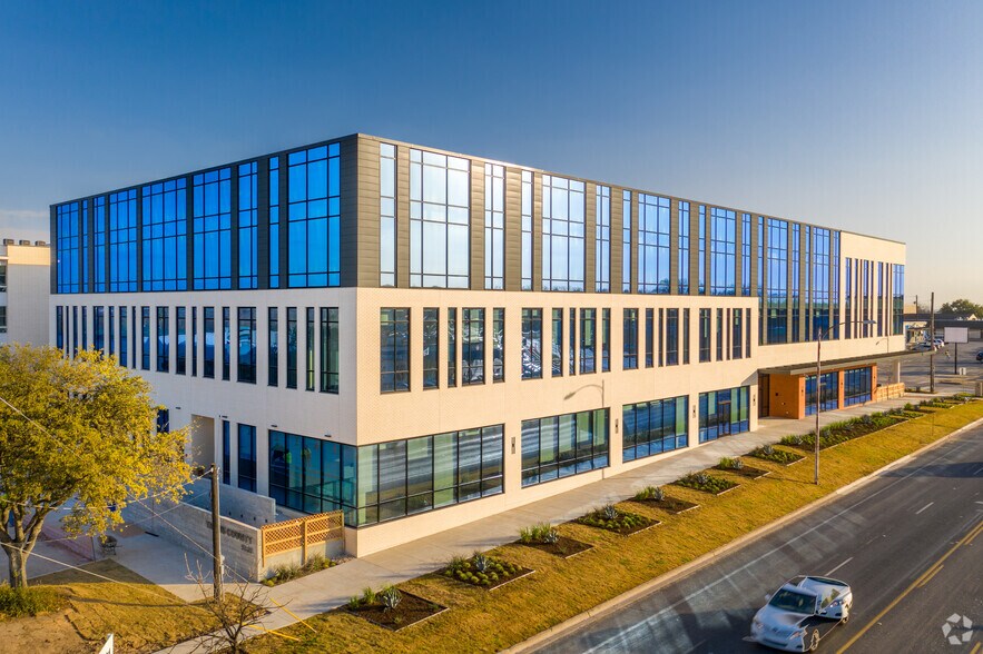 More Photos Of 5325 Airport Blvd, Austin Office For Lease