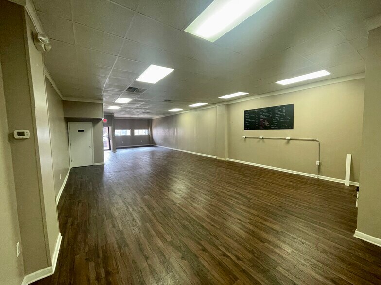 More Photos Of 718-720 Midland Ave, Midland Storefront Retail Office For Lease