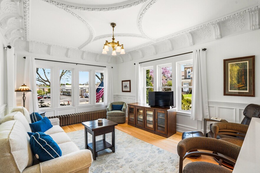 More Photos Of 90 S Main St, Hartford Hospitality For Sale