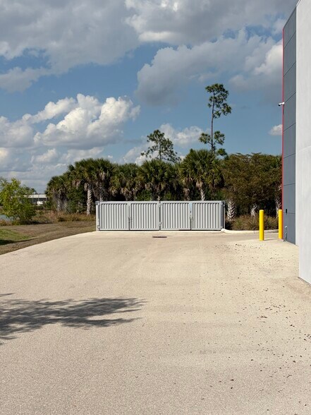 More Photos Of 12300 Itec Park dr, Fort Myers Warehouse For Sale