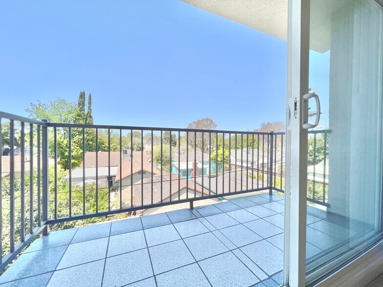 More Photos Of 7437 Haskell Ave, Van Nuys Apartments For Sale
