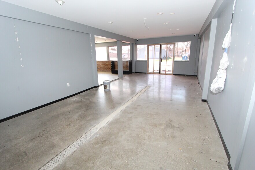 More Photos Of 110 Creekview Dr, Battle Creek General Retail For Sale