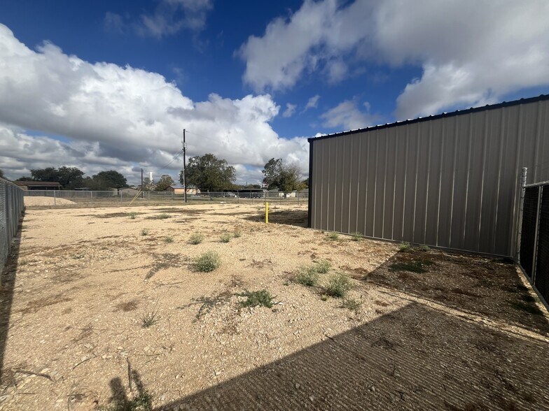 More Photos Of 40 Sauder Dr, New Braunfels Warehouse For Lease