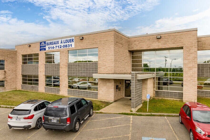 More Photos Of 1919-1933 Boul Lionel-Bertrand, Boisbriand Flex For Lease
