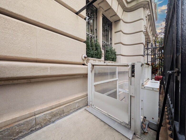 More Photos Of 3 E 75th St, New York Apartments For Lease