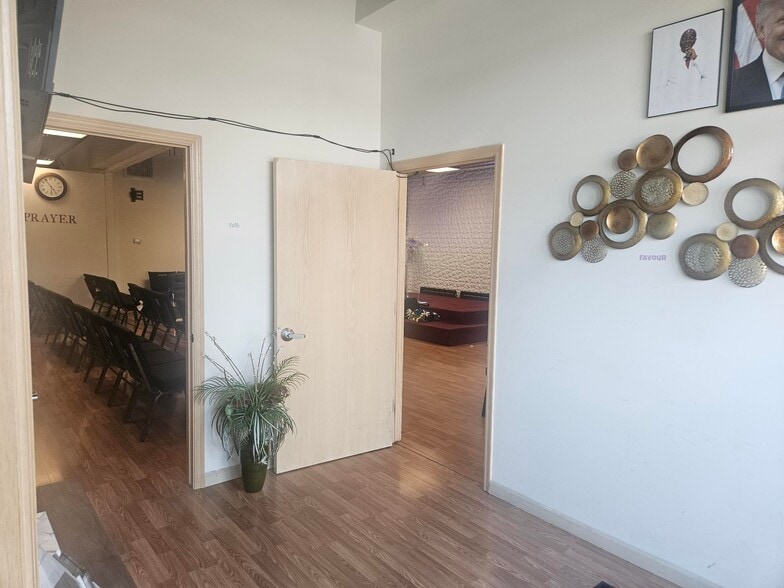 More Photos Of 3022-3044 N 90th St, Omaha General Retail For Lease