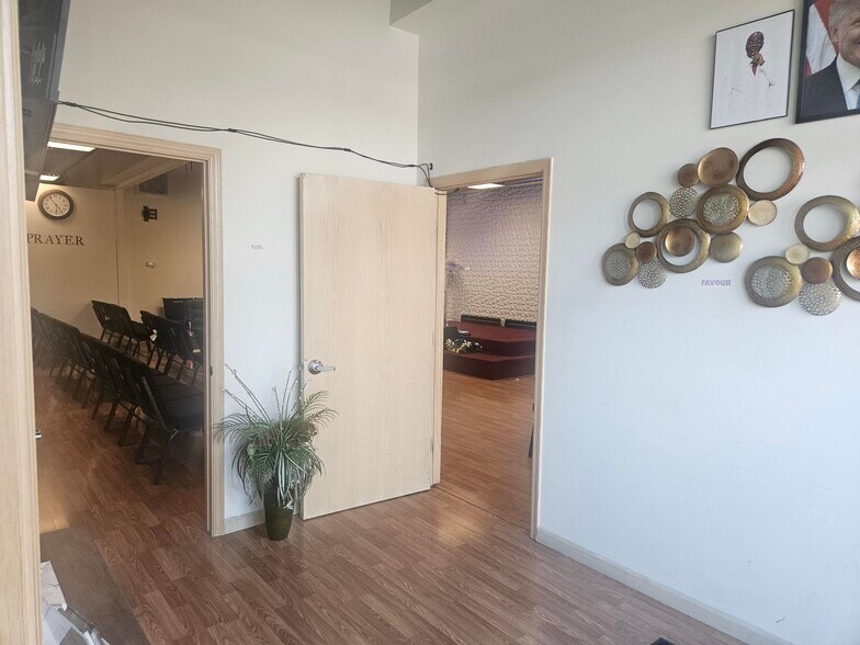 More Photos Of 3022-3044 N 90th St, Omaha General Retail For Lease