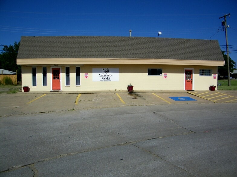 More Photos Of 604 N Van Buren St, Enid Freestanding For Sale